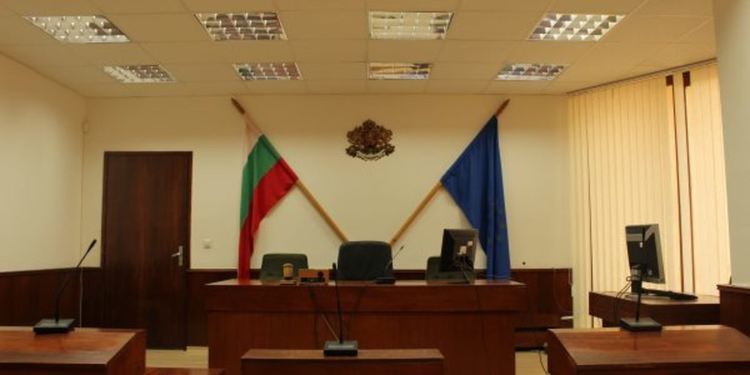 Осъдиха каналджия с отнета книжка, катастрофирал с 13 мигранти и опитал да избяга