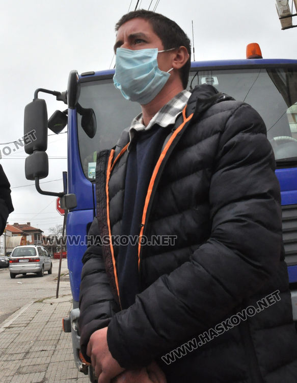 Петър си търси работа, но заради кризата получава само обещания