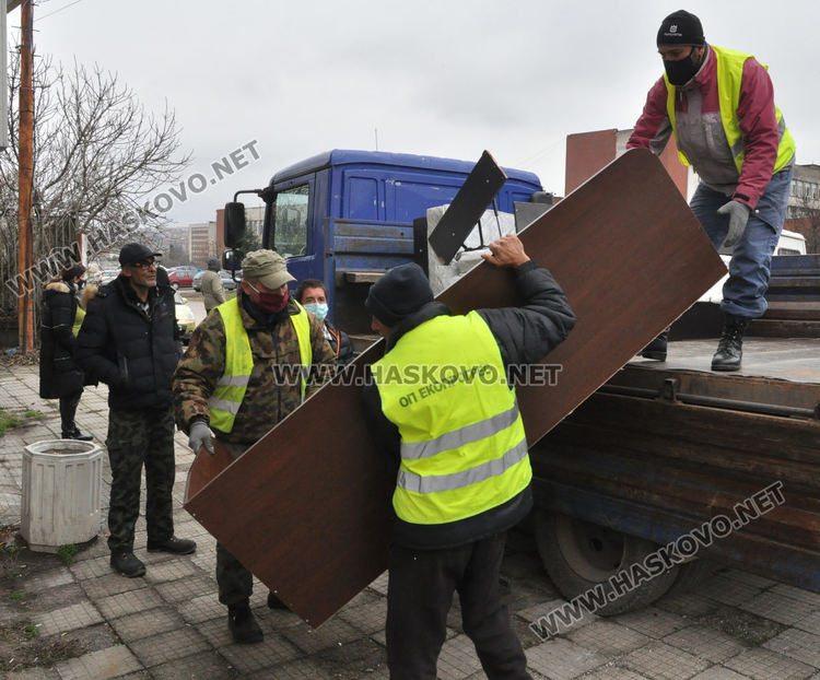 Бездомниците от центъра за временно настаняване се нуждаят от храна, дрехи и книги