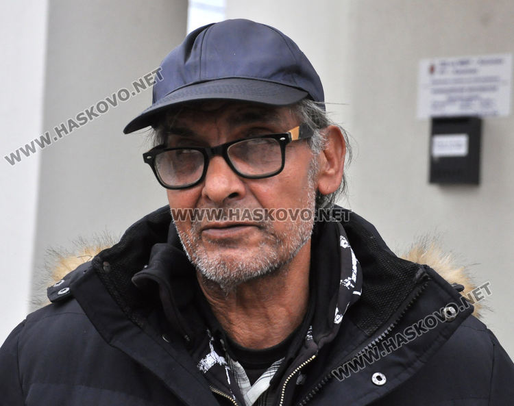 Димитър иска да направи библиотека за бездомните в приюта