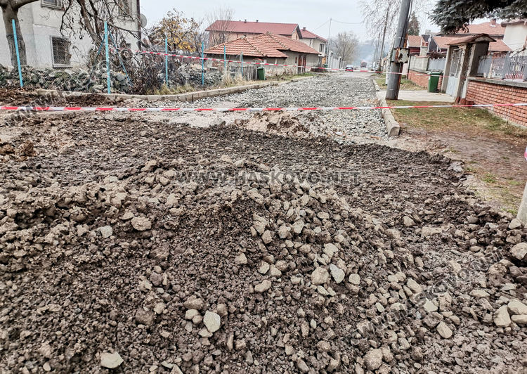 Полагат трошен камък по улиците с нова канализация в „Болярово“ 