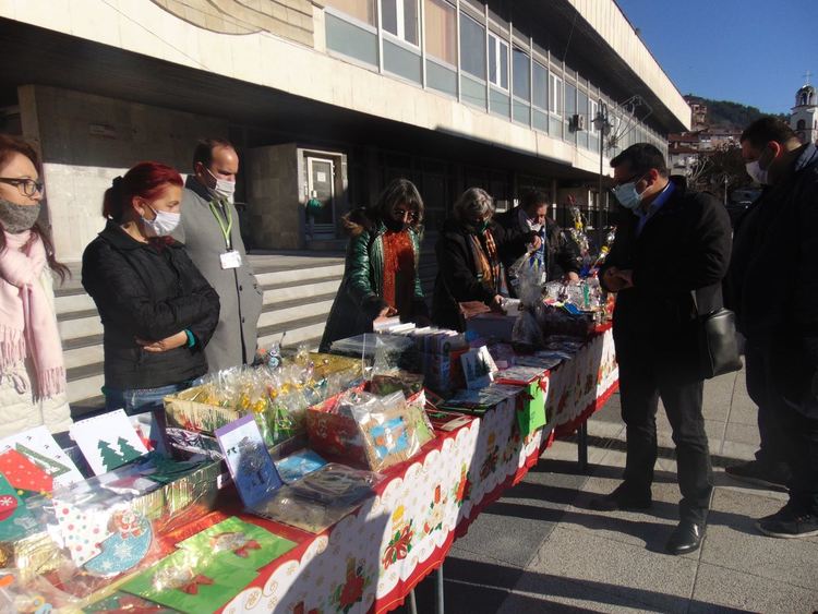 Коледен базар в Девин събра над 850 лева за подпомагане на болните в МБАЛ