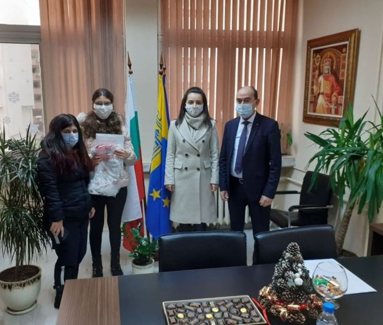 Ръчно изработени маски подариха учениците от ПГ "Свети Патриарх Евтимий" на общинските служители в града