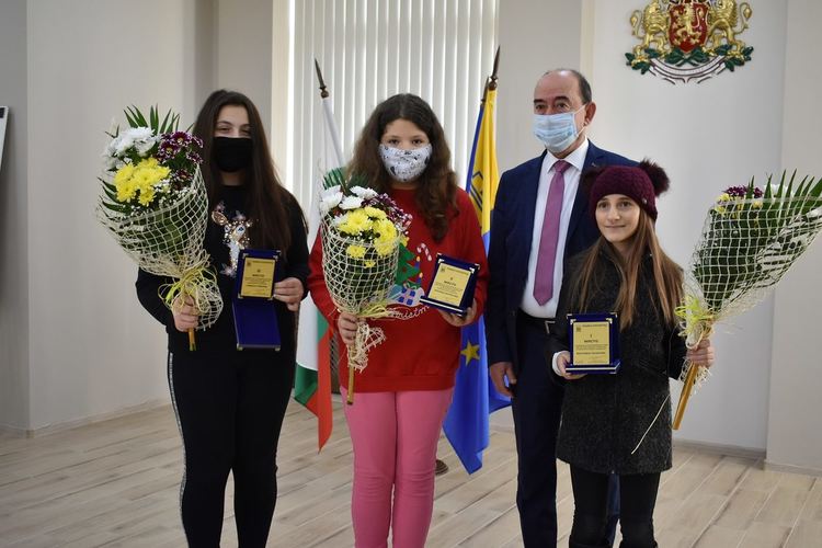 Наградиха победителите от конкурса за стихотворение на община Асеновград