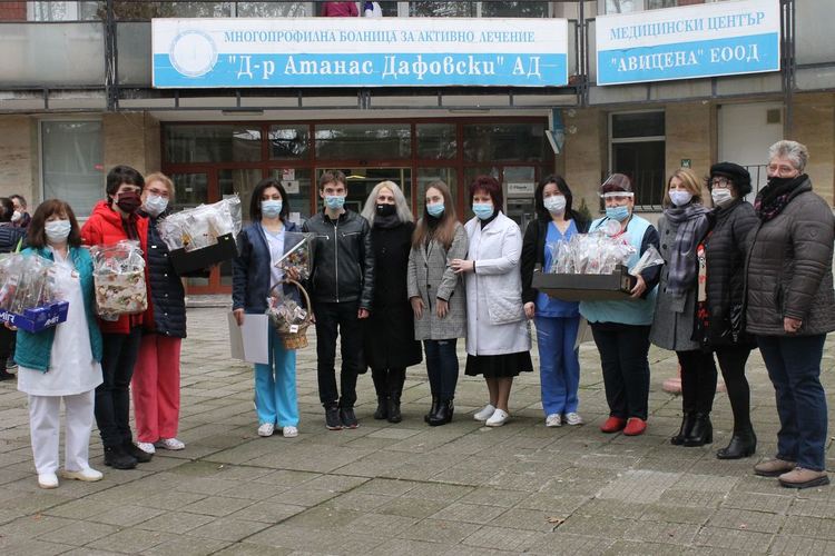 Езиковата гимназия с жест на преклонение пред себеотрицанието на медиците ни