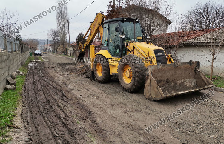Полагат трошен камък по улиците с нова канализация в „Болярово“ 