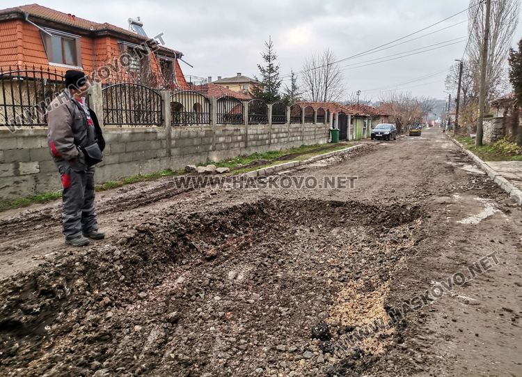 Полагат трошен камък по улиците с нова канализация в „Болярово“ 