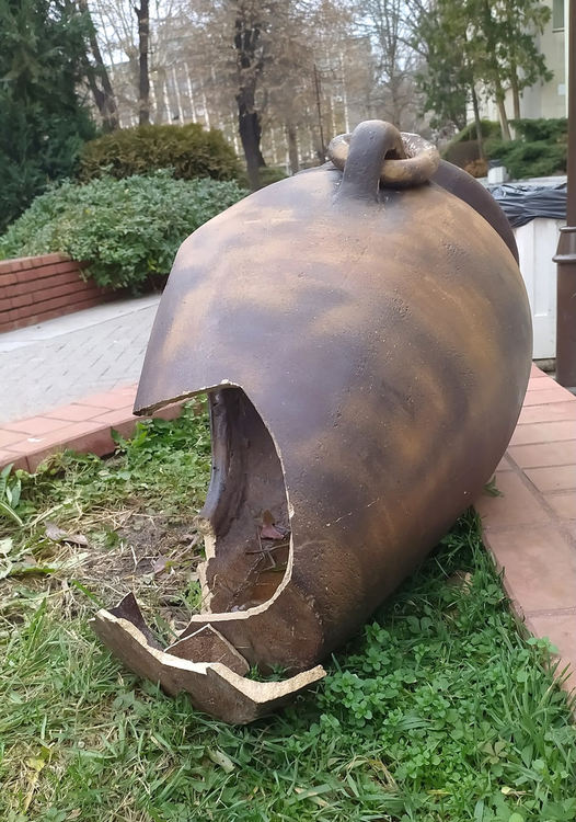 Счупиха декоративно гърне в центъра на Хасково