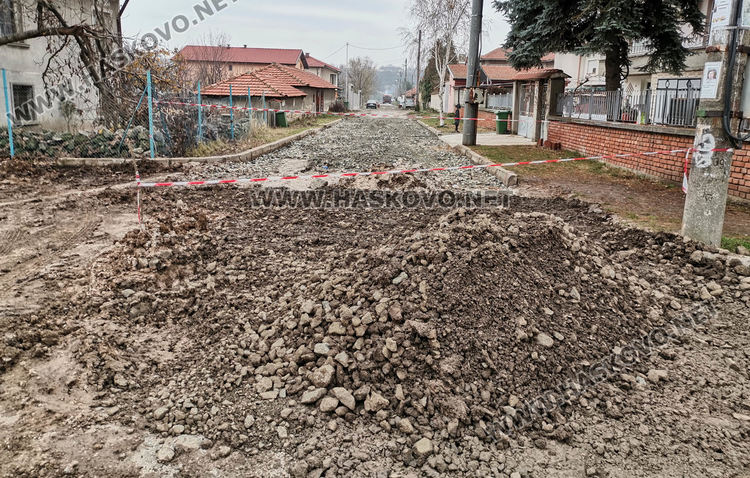 Полагат трошен камък по улиците с нова канализация в „Болярово“ 