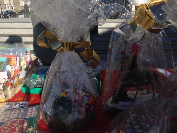 Коледен базар в Девин събра над 850 лева за подпомагане на болните в МБАЛ