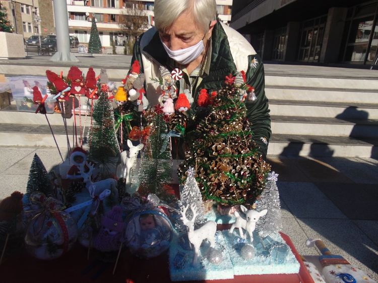 Коледен базар в Девин събра над 850 лева за подпомагане на болните в МБАЛ