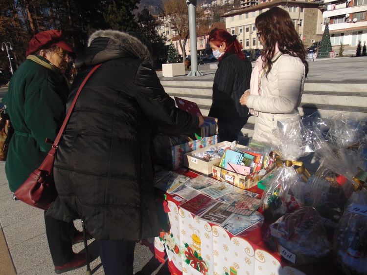 Коледен базар в Девин събра над 850 лева за подпомагане на болните в МБАЛ