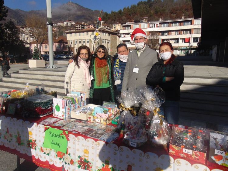 Коледен базар в Девин събра над 850 лева за подпомагане на болните в МБАЛ