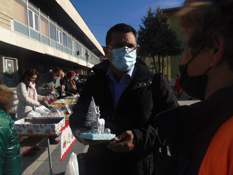 Коледен базар в Девин събра над 850 лева за подпомагане на болните в МБАЛ