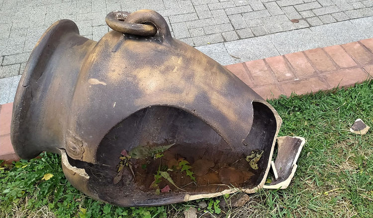 Счупиха декоративно гърне в центъра на Хасково