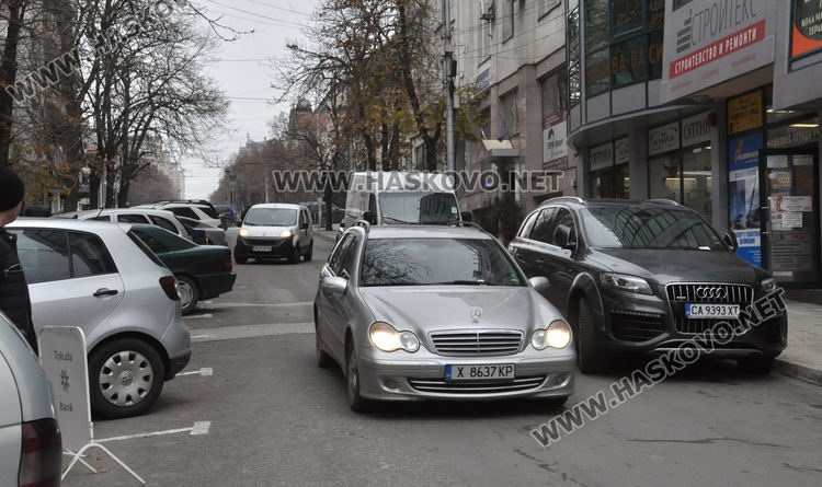 Санкционираният автомобил - вдясно