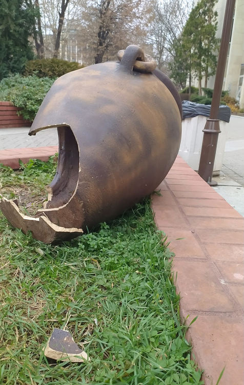 Счупиха декоративно гърне в центъра на Хасково