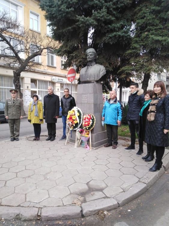 Тракийско дружество "Димитър Маджаров" и обществеността сведоха глави пред паметника на Капитан Петко войвода