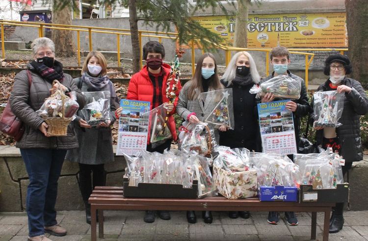 Езиковата гимназия с жест на преклонение пред себеотрицанието на медиците ни