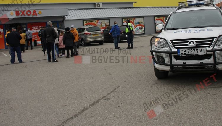 Масови проверки в търговските обекти и пазари започнаха в Димитровград - спазват ли се правилата?