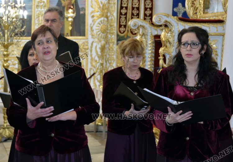 Хор „Родна песен“ записа коледни музикални честитки под диригентсвото на Мартин Антонов