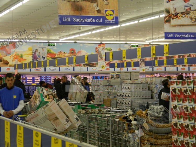 Промоциите привличат кърджалийци в хипермаркетите, пандемията дави кварталните магазинчета