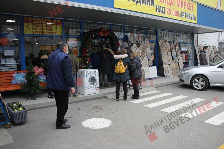 Масови проверки в търговските обекти и пазари започнаха в Димитровград - спазват ли се правилата?