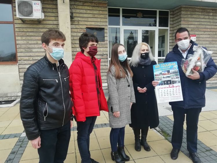 Ученици от Езиковата гимназия с коледни подаръци за Никола Чанев