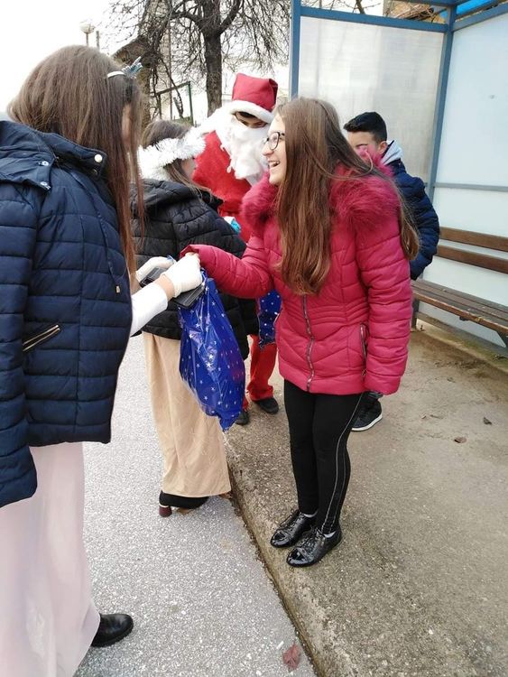 Дядо Коледа вече раздаде подаръци в село Търън
