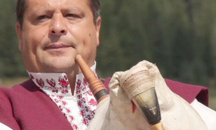 Петър Янев и гайдари дариха устройства за оналйн обучение за деца в нужда