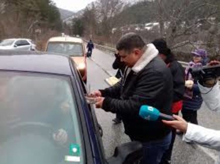 Кметът на Забърдо раздава курбан против катастрофи на медици и полицаи