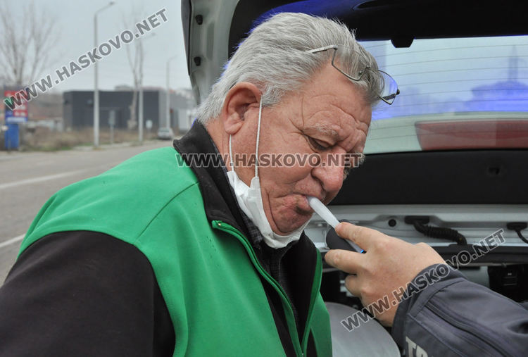 Хасковлия удари с ретро Ауди бус на турски гастербайтер