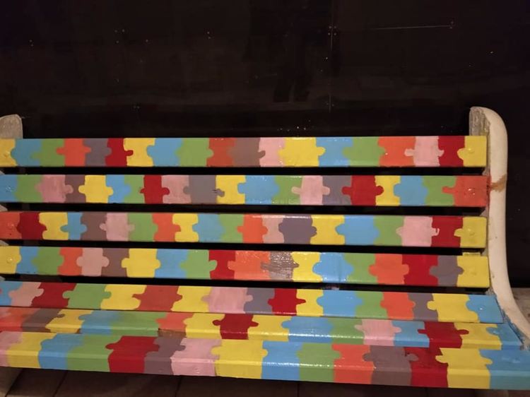 Като ответна реакция на вандалските прояви младежи изрисуваха градските пейки