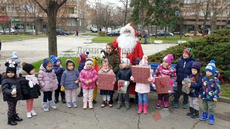 Дядо Коледа посети центъра на Димитровград и дари малчугани с подаръци