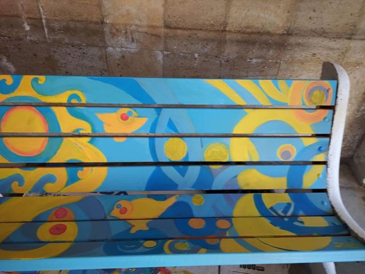 Като ответна реакция на вандалските прояви младежи изрисуваха градските пейки