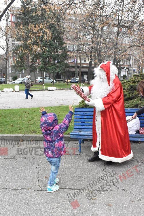 Дядо Коледа посети центъра на Димитровград и дари малчугани с подаръци