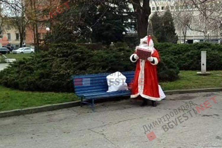 Дядо Коледа посети центъра на Димитровград и дари малчугани с подаръци
