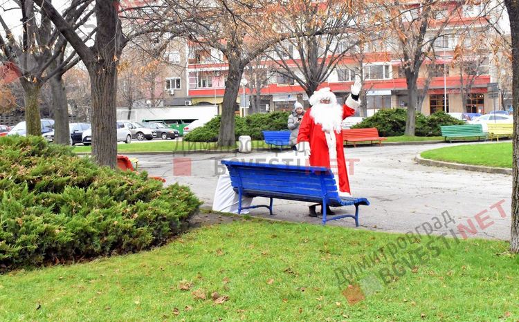Дядо Коледа посети центъра на Димитровград и дари малчугани с подаръци