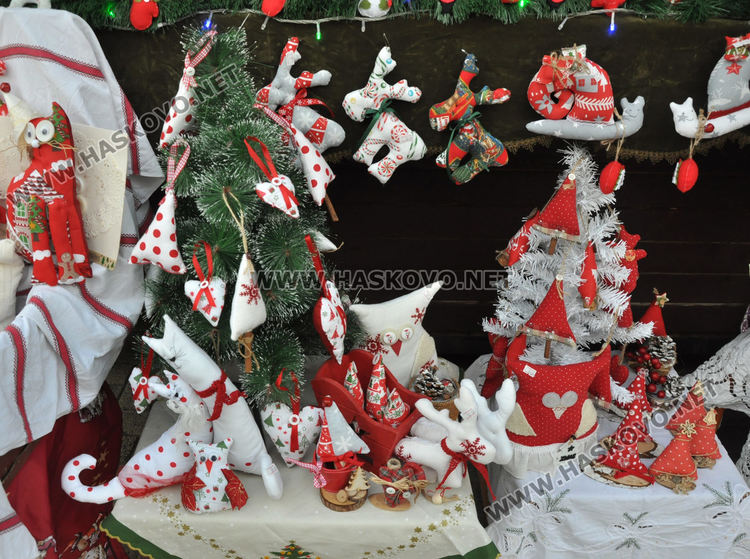 Над 20 занаятчии изнесоха продукцията си в Коледен базар в Хасково