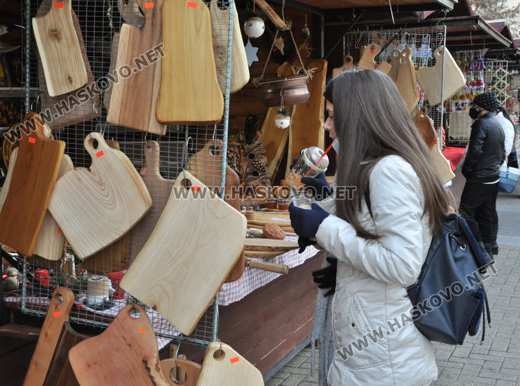 Над 20 занаятчии изнесоха продукцията си в Коледен базар в Хасково