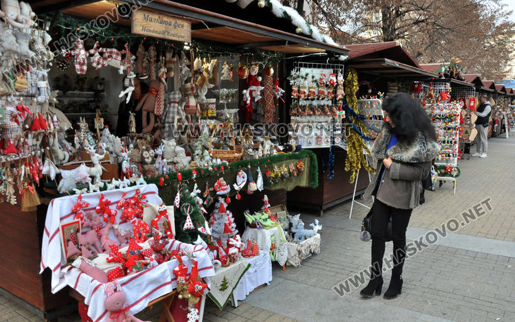 Над 20 занаятчии изнесоха продукцията си в Коледен базар в Хасково