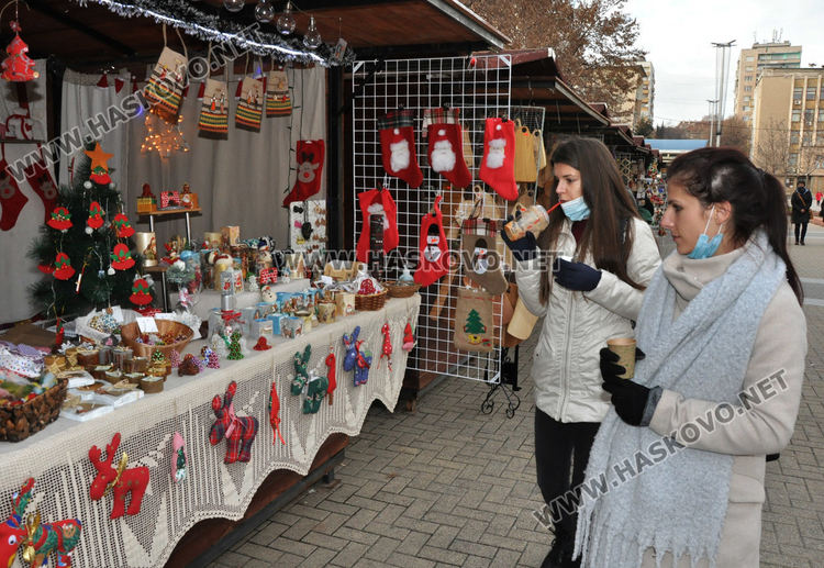 Над 20 занаятчии изнесоха продукцията си в Коледен базар в Хасково