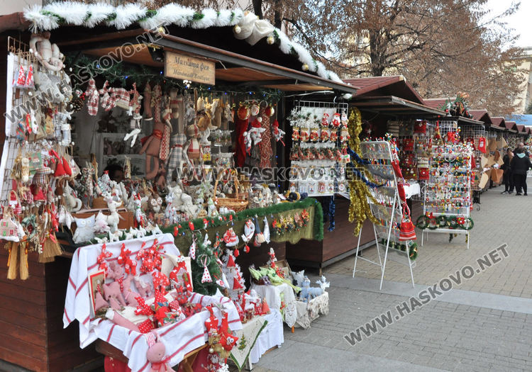 Над 20 занаятчии изнесоха продукцията си в Коледен базар в Хасково