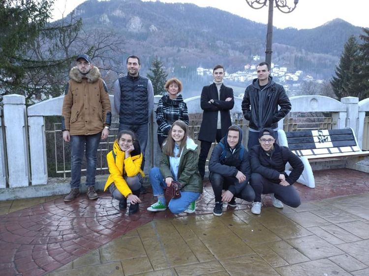 Като ответна реакция на вандалските прояви младежи изрисуваха градските пейки