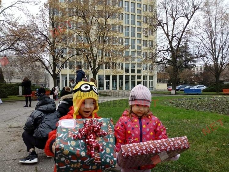 Дядо Коледа посети центъра на Димитровград и дари малчугани с подаръци