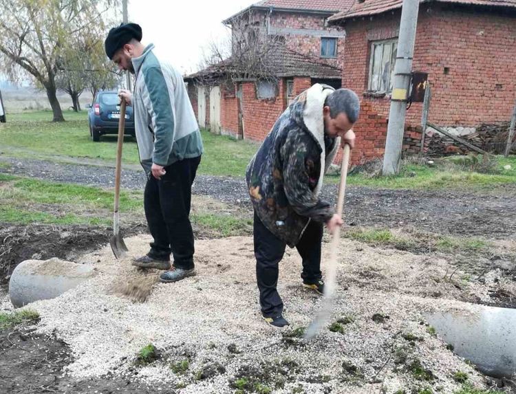 Ремонтираха канавки в село Градина