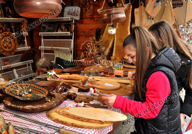 Над 20 занаятчии изнесоха продукцията си в Коледен базар в Хасково