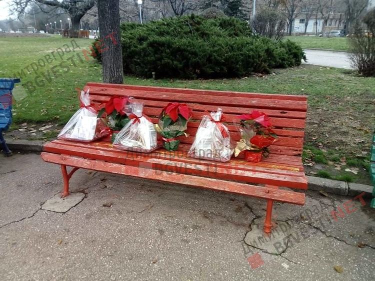 Дядо Коледа посети центъра на Димитровград и дари малчугани с подаръци