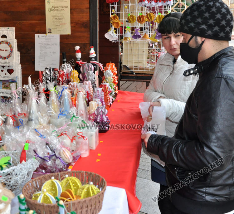 Над 20 занаятчии изнесоха продукцията си в Коледен базар в Хасково
