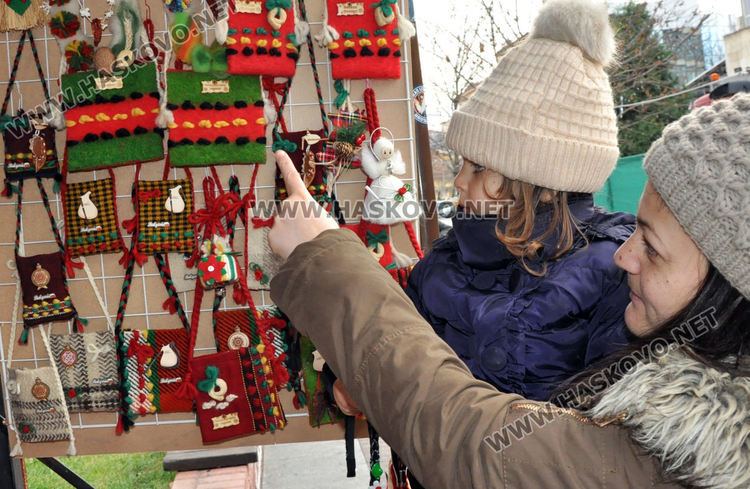 Над 20 занаятчии изнесоха продукцията си в Коледен базар в Хасково